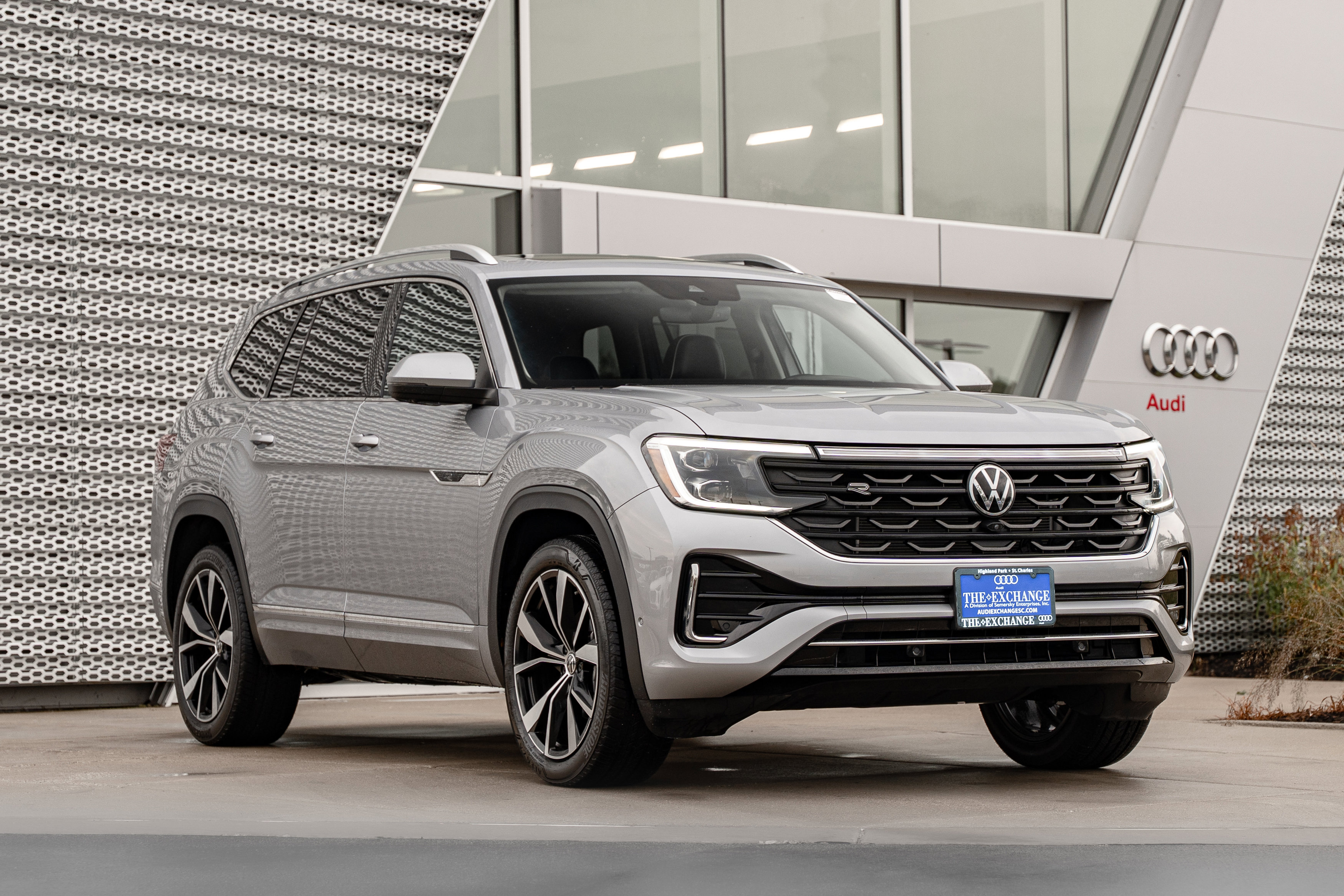 Used 2024 Volkswagen Atlas SEL Premium R-Line AWD/4WD image 1
