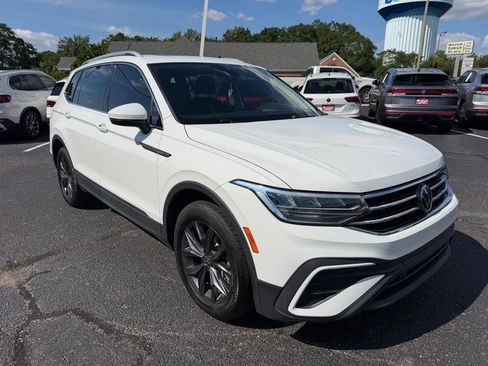 Used 2022 Volkswagen Tiguan SE w/ Panoramic Sunroof Package FWD image 4