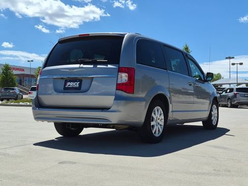 Used 2015 Chrysler Town & Country LX FWD image 5