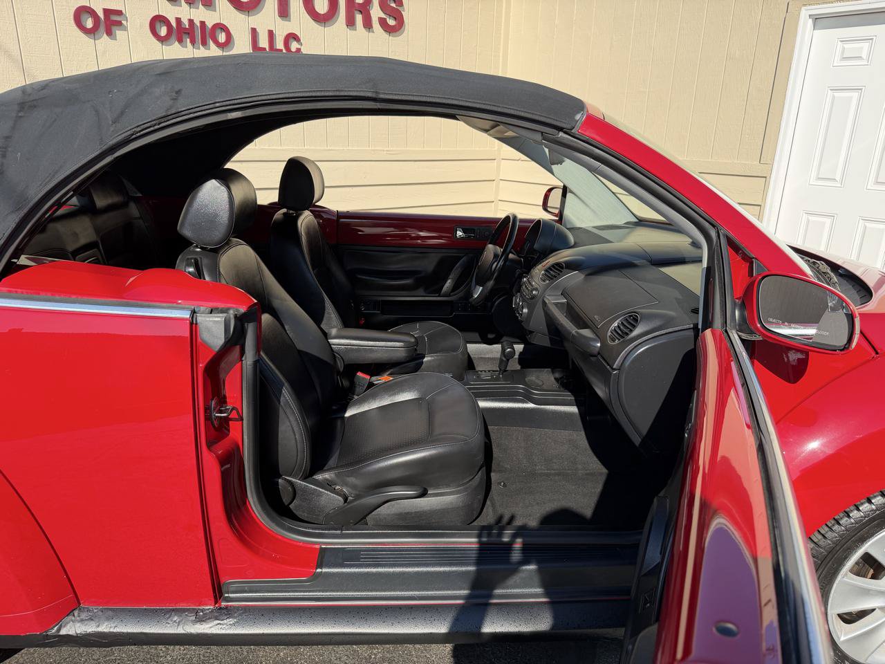 Used 2010 Volkswagen Beetle Convertible FWD image 3