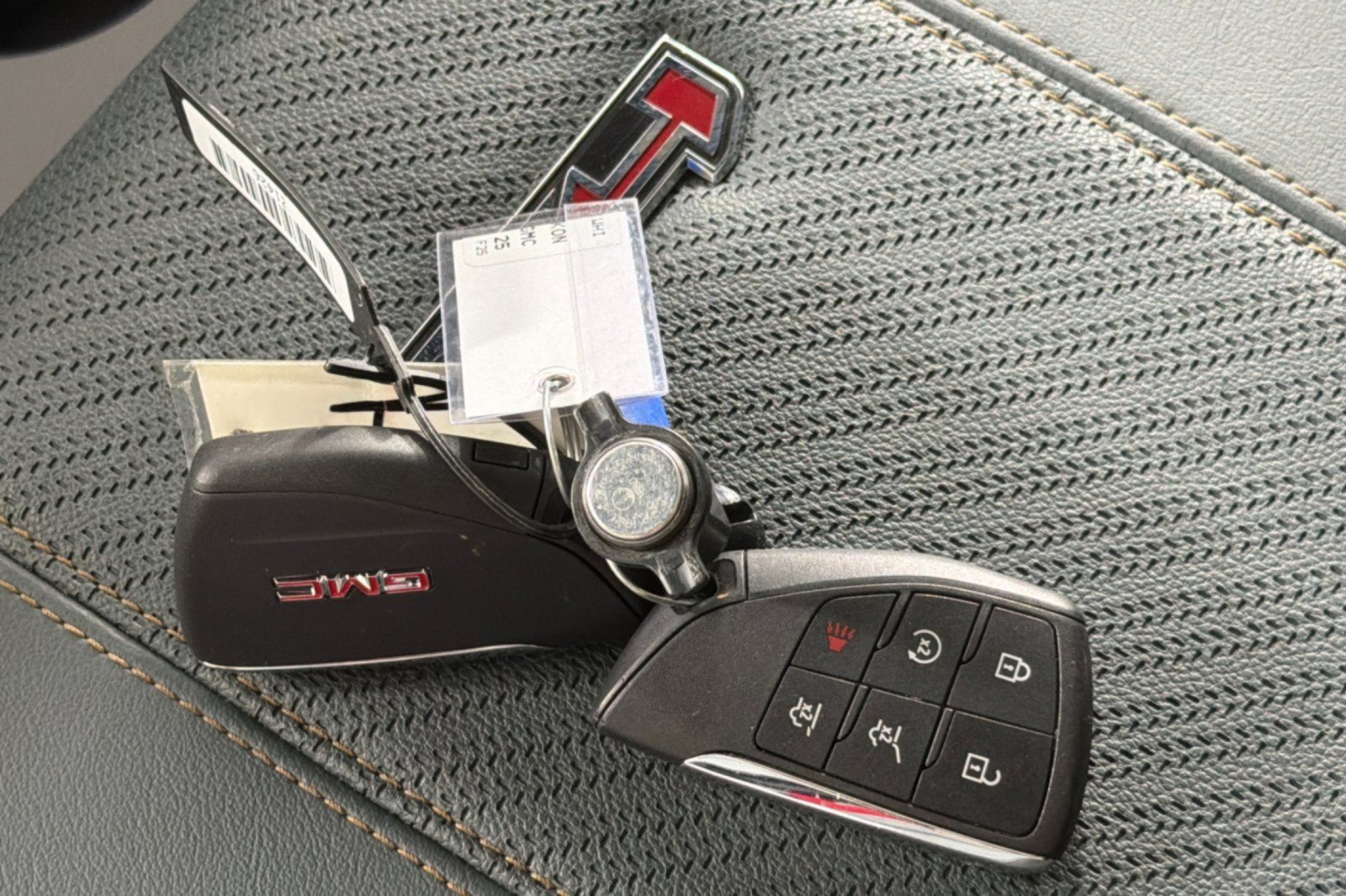 Used 2025 GMC Yukon AT4 w/ AT4 Premium Package AWD/4WD image 22