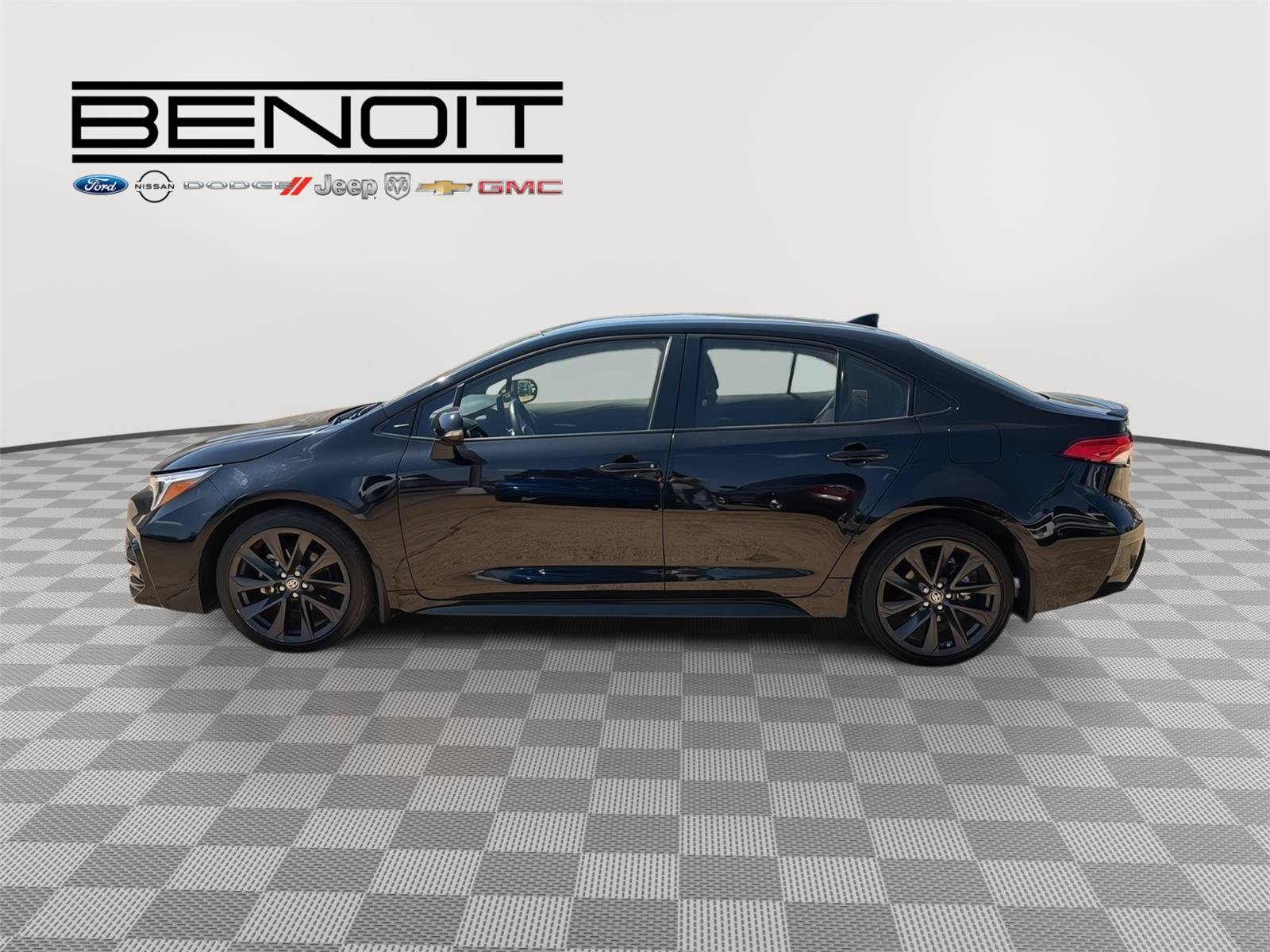 Used 2025 Toyota Corolla SE FWD image 2