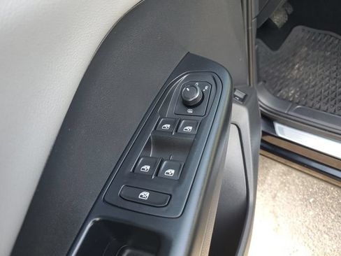 Used 2022 Volkswagen Taos SE FWD image 17