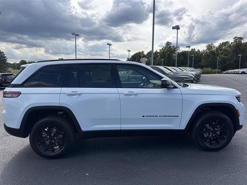 New 2025 Jeep Grand Cherokee Altitude image 4