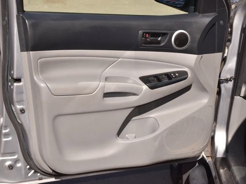 Used 2014 Toyota Tacoma PreRunner w/ SR5 Package image 32