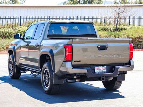 Certified 2025 Toyota Tacoma TRD Off-Road AWD/4WD image 5