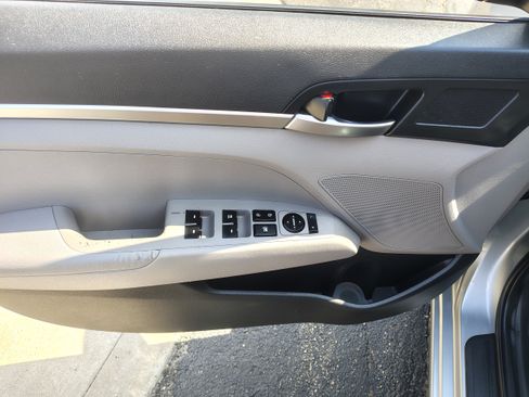 Used 2020 Hyundai Elantra SE FWD image 14