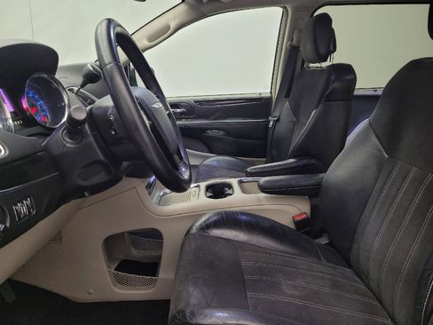 Used 2016 Chrysler Town & Country Limited image 17