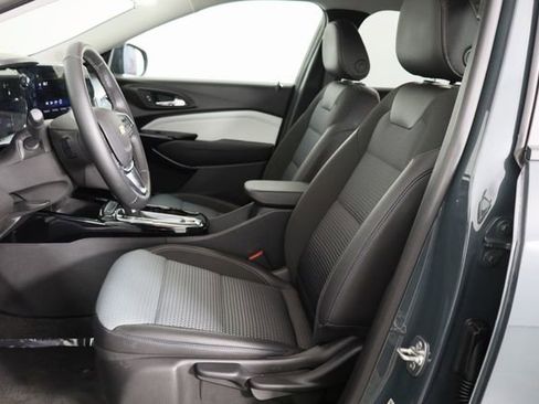 Used 2025 Chevrolet Trax LT w/ LT Convenience Package image 16