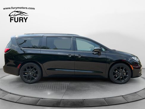 Used 2025 Chrysler Pacifica Limited FWD image 2