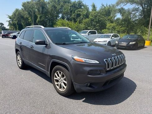 Used 2017 Jeep Cherokee Latitude w/ Comfort/Convenience Group AWD/4WD image 9