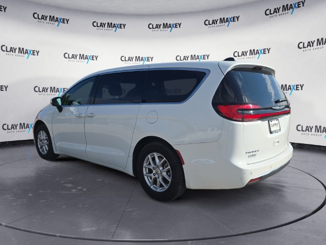 Used 2023 Chrysler Pacifica Touring FWD image 3