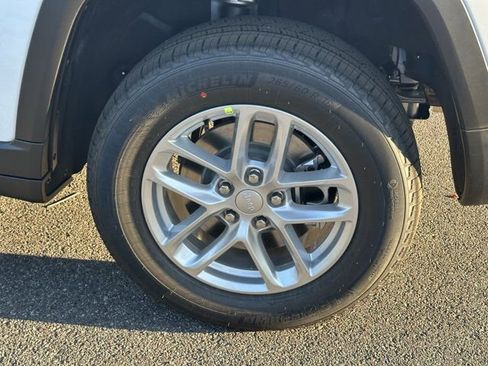 New 2025 Jeep Grand Cherokee L Laredo image 18