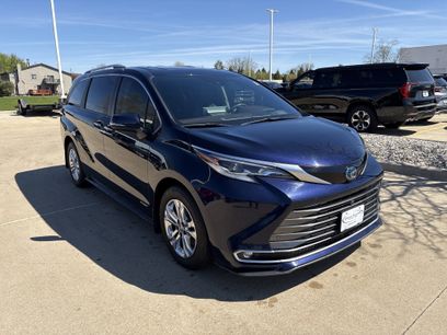Used 2021 Toyota Sienna Platinum w/ Outdoor Package (TMS)