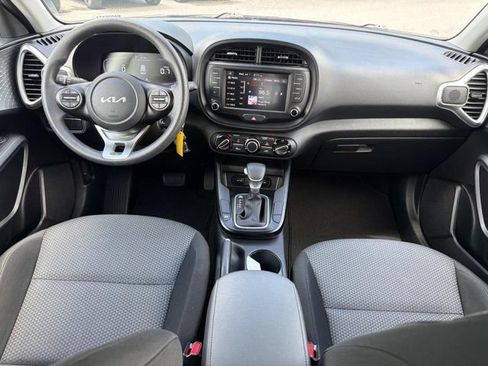 Used 2025 Kia Soul LX w/ LX Technology Package FWD image 20
