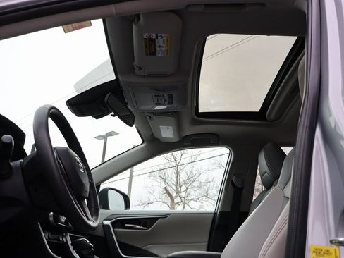 Used 2022 Toyota RAV4 XLE Premium image 32