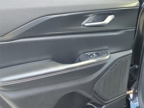 Used 2023 Jeep Grand Cherokee Laredo X image 12