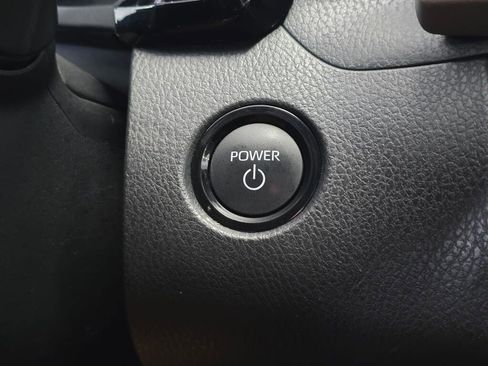 Used 2025 Toyota Camry SE image 32