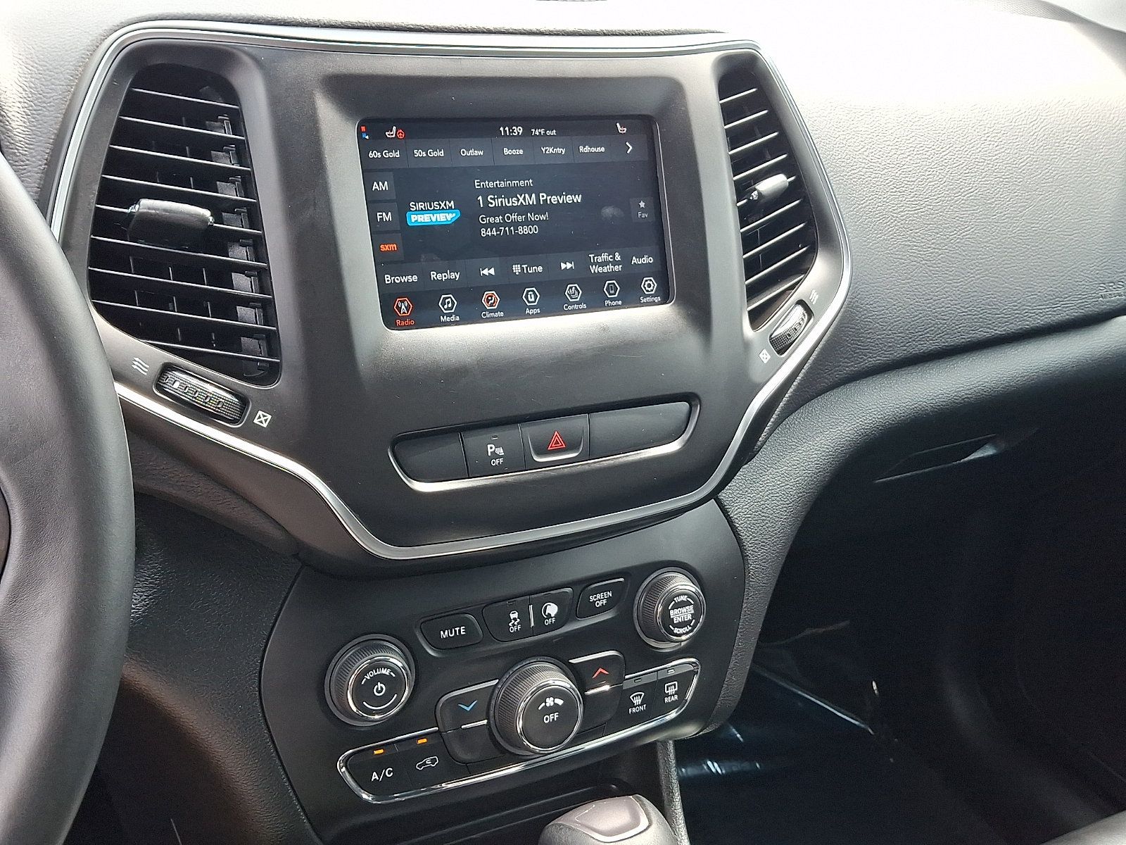 Used 2019 Jeep Cherokee Latitude Plus w/ Cold Weather Group AWD/4WD image 19