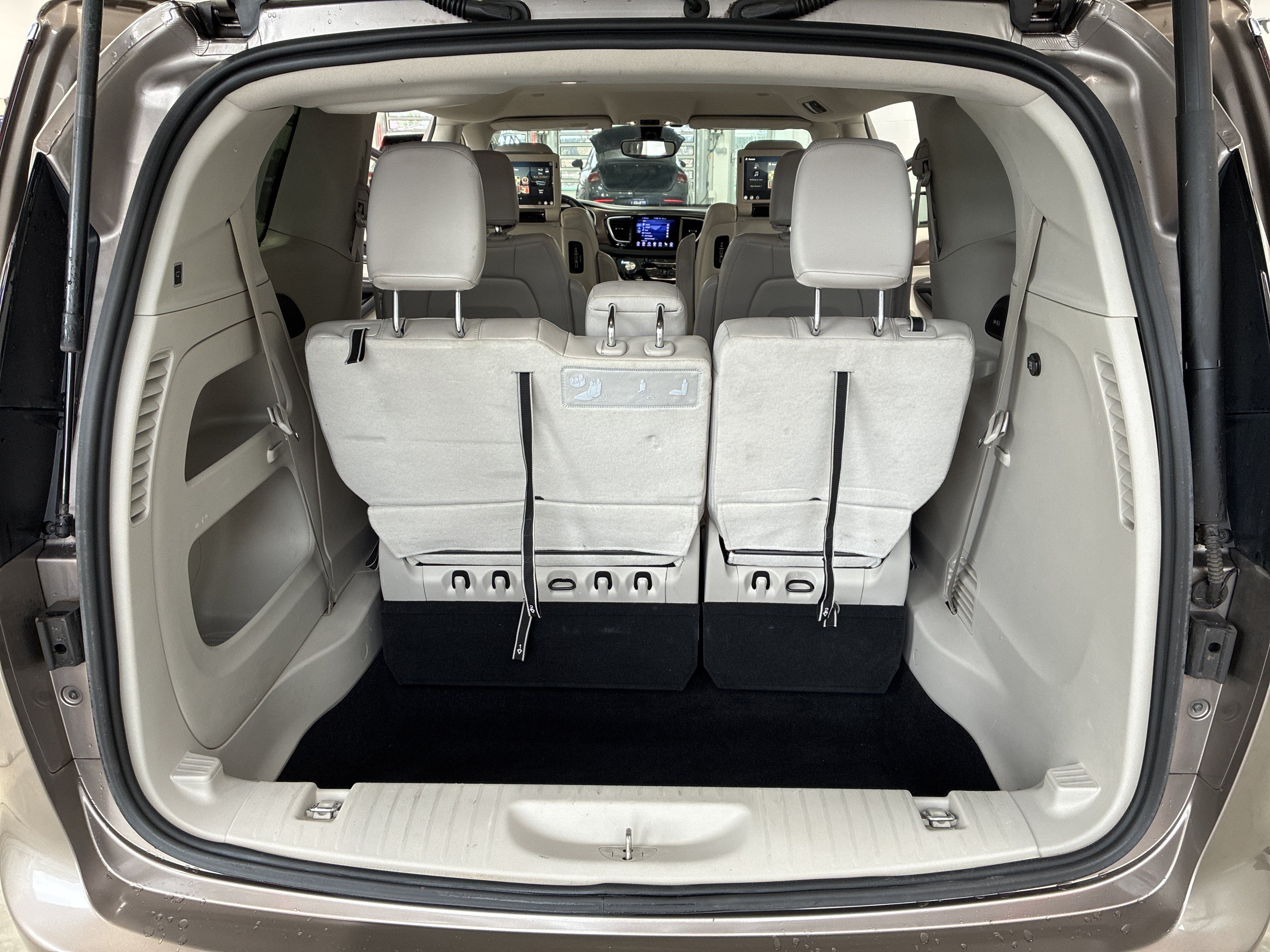 Used 2017 Chrysler Pacifica Touring-L Plus FWD image 10