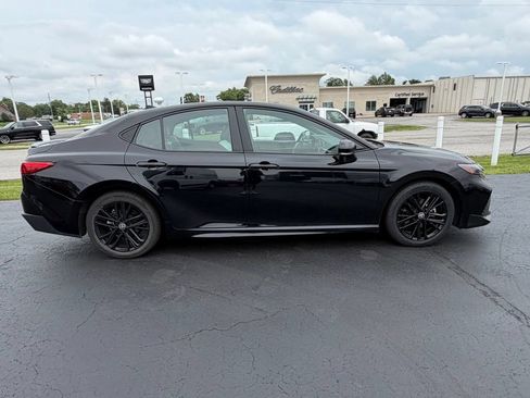 Used 2025 Toyota Camry SE FWD image 11