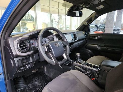Used 2018 Toyota Tacoma TRD Off-Road w/ Technology Package AWD/4WD image 17