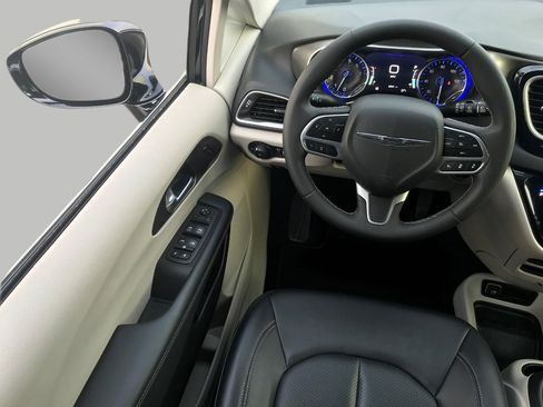 Used 2024 Chrysler Pacifica Touring-L image 4