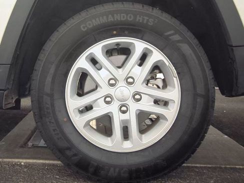 Used 2023 Jeep Grand Cherokee Laredo RWD image 9
