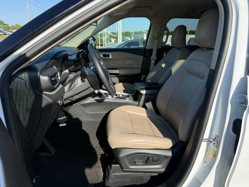 Used 2023 Ford Explorer XLT w/ Equipment Group 202A AWD/4WD image 18