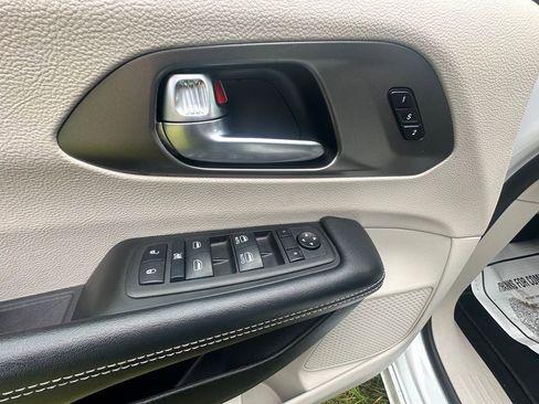 Used 2023 Chrysler Pacifica Touring-L FWD image 18