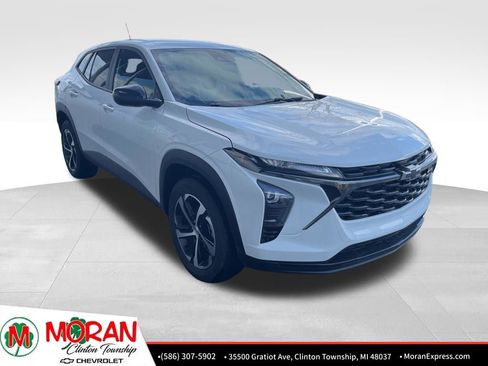 Certified 2024 Chevrolet Trax RS w/ Driver Confidence Package image 2