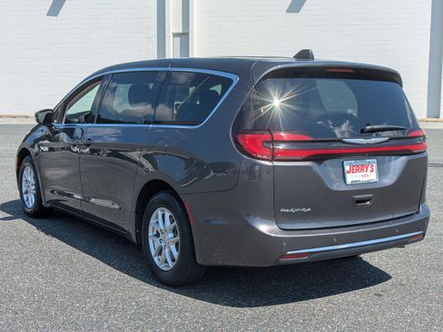 Used 2023 Chrysler Pacifica Touring-L FWD image 6