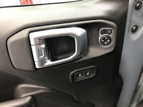 Used 2025 Jeep Wrangler Sport S image 17