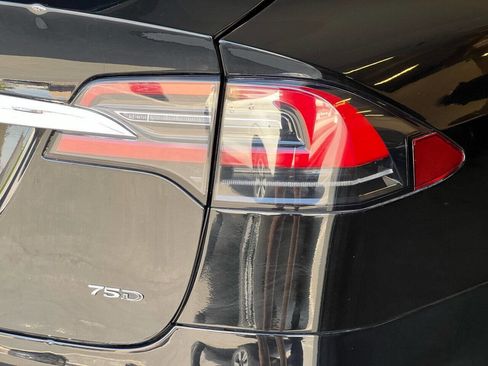 Used 2018 Tesla Model X 75D image 27