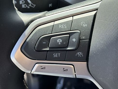 Certified 2025 Volkswagen Taos SE w/ Panoramic Sunroof Package FWD image 30
