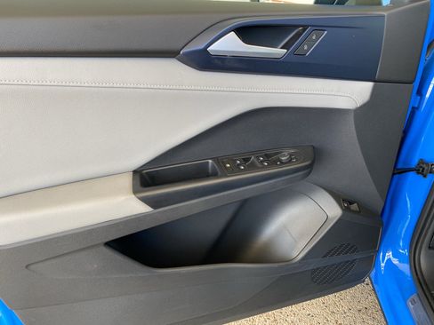 Used 2023 Volkswagen Taos SE w/ Panoramic Sunroof Package FWD image 12