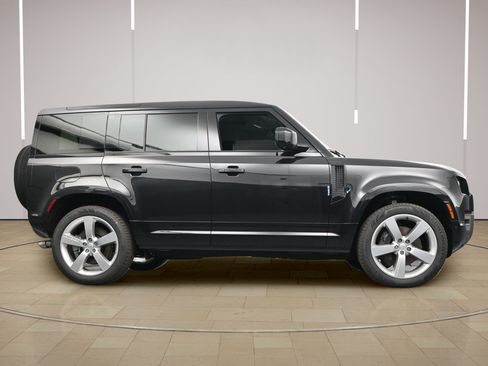 Used 2025 Land Rover Defender 110 X-Dynamic SE AWD/4WD image 27