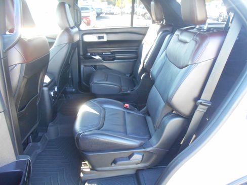 Used 2021 Ford Explorer Platinum w/ Equipment Group 601A image 9