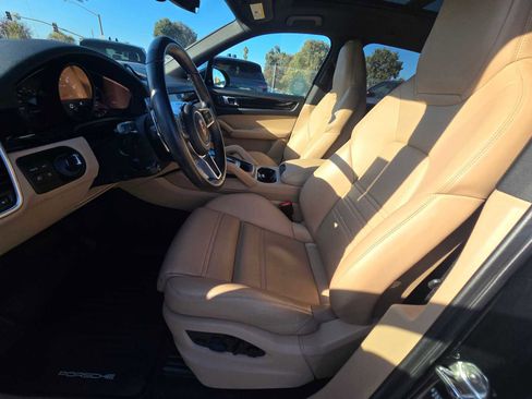 Used 2023 Porsche Cayenne Platinum Edition image 25
