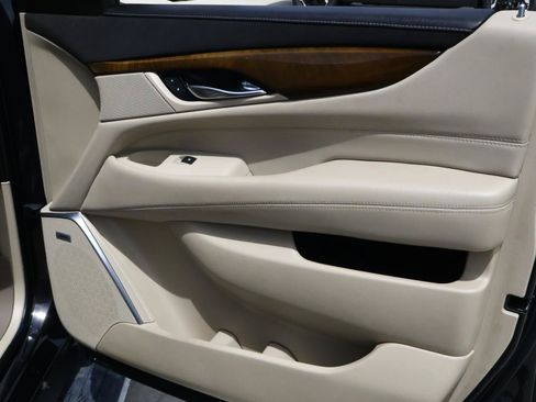 Used 2019 Cadillac Escalade Premium Luxury AWD/4WD image 23