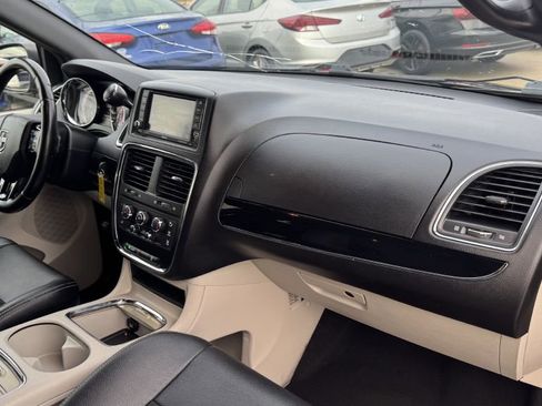 Used 2020 Dodge Grand Caravan SXT image 25