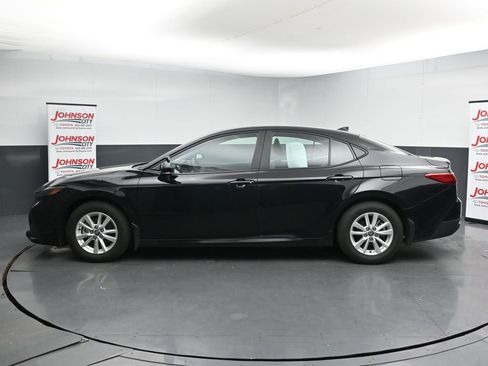 Used 2025 Toyota Camry LE image 5