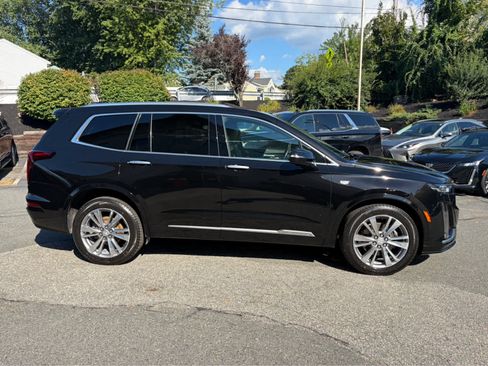 Used 2025 Cadillac XT6 Premium Luxury AWD/4WD image 4