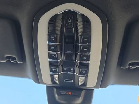 Used 2023 Porsche Macan Turbo AWD/4WD image 27