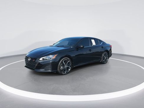 Used 2023 Nissan Altima 2.5 SR w/ SR Premium Package FWD image 4