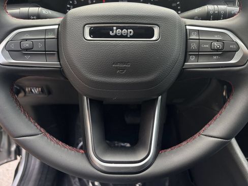 Used 2025 Jeep Compass Trailhawk AWD/4WD image 32