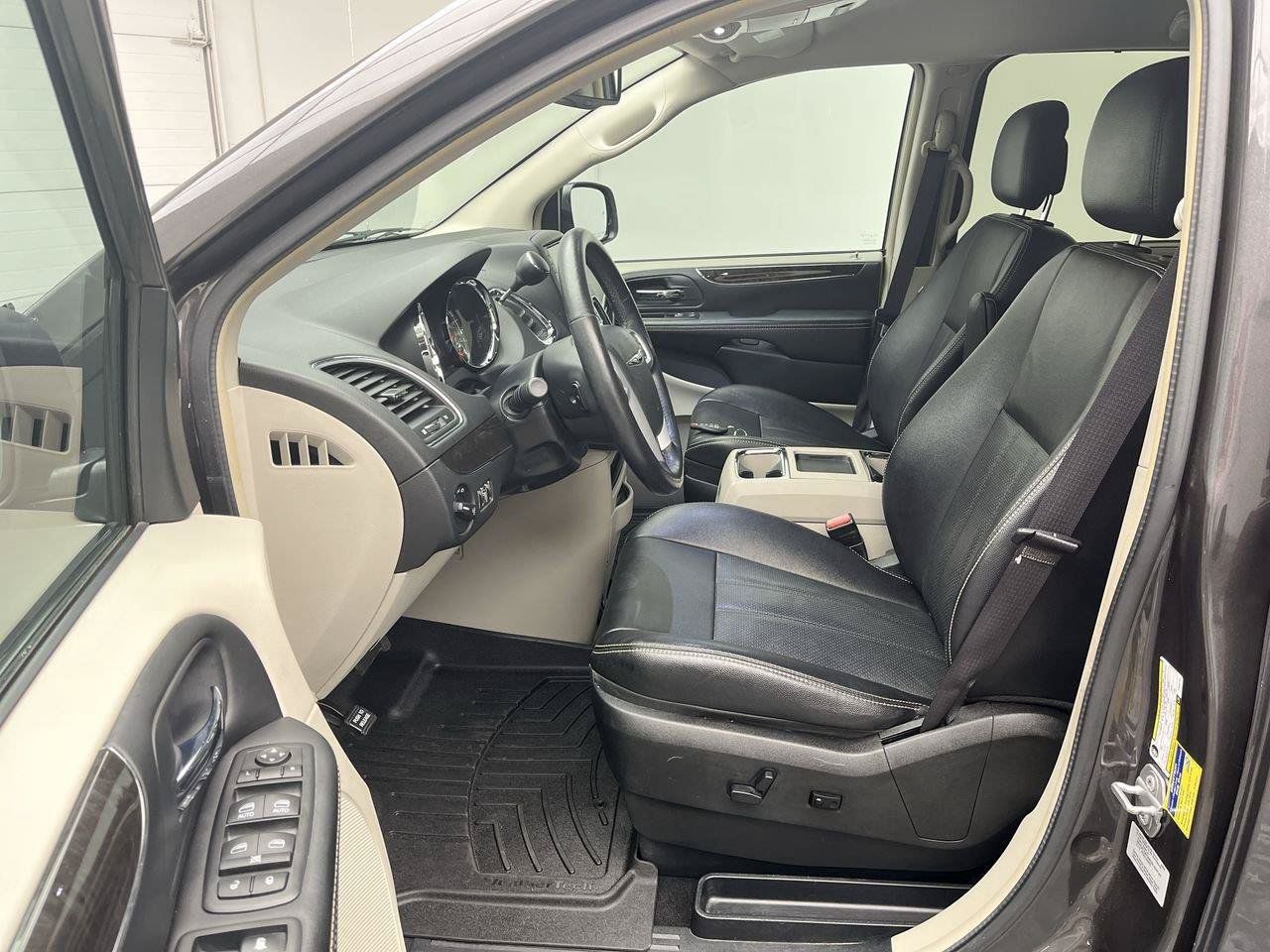 Used 2015 Chrysler Town & Country Touring-L w/ Driver Convenience Group FWD image 3