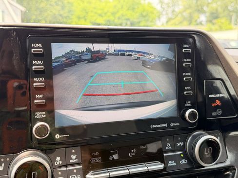 Used 2021 Toyota Highlander XLE AWD/4WD image 36