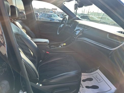 Used 2023 Jeep Grand Cherokee L Laredo image 28