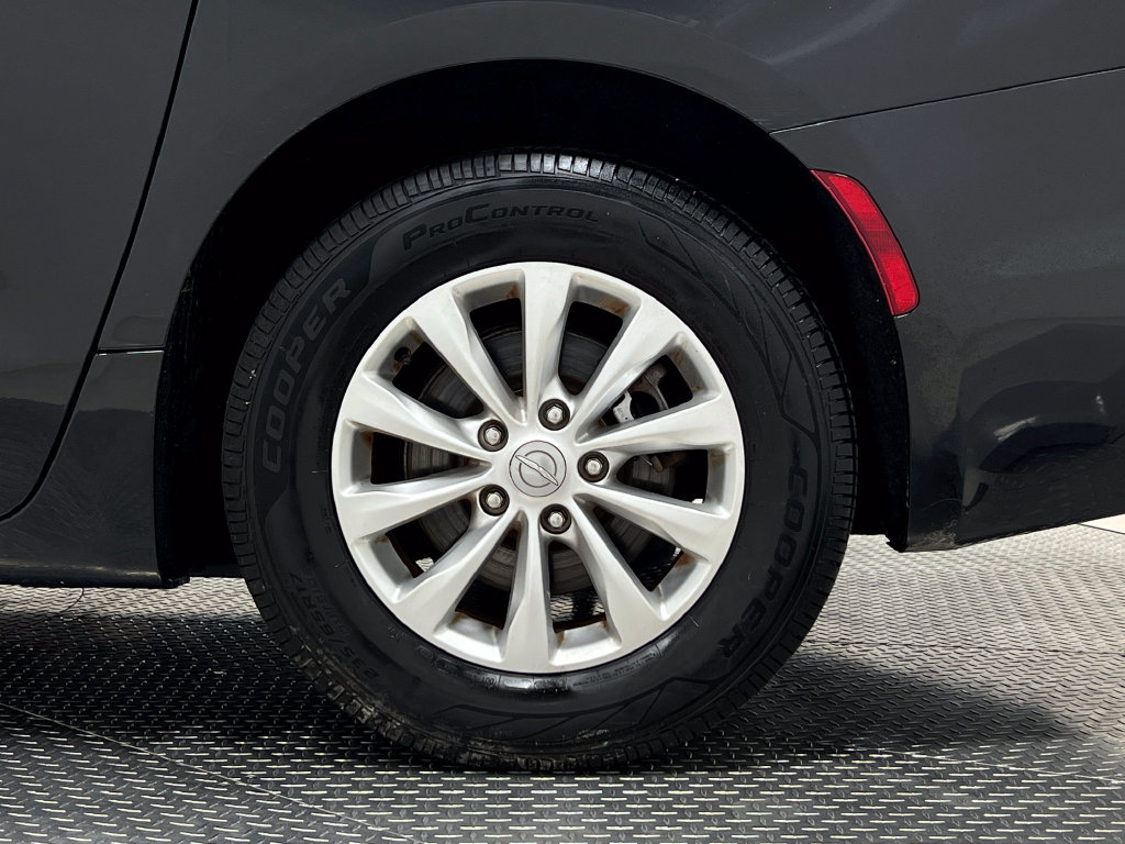 Used 2019 Chrysler Pacifica Touring-L FWD image 39